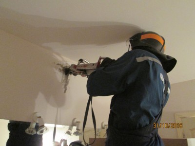 ломаем стену чтобы вытащить кота, хана ремонту.jpg